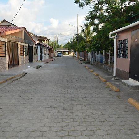 Apartamentos Y Hostal Rudon #1 بورتو كورتيس المظهر الخارجي الصورة