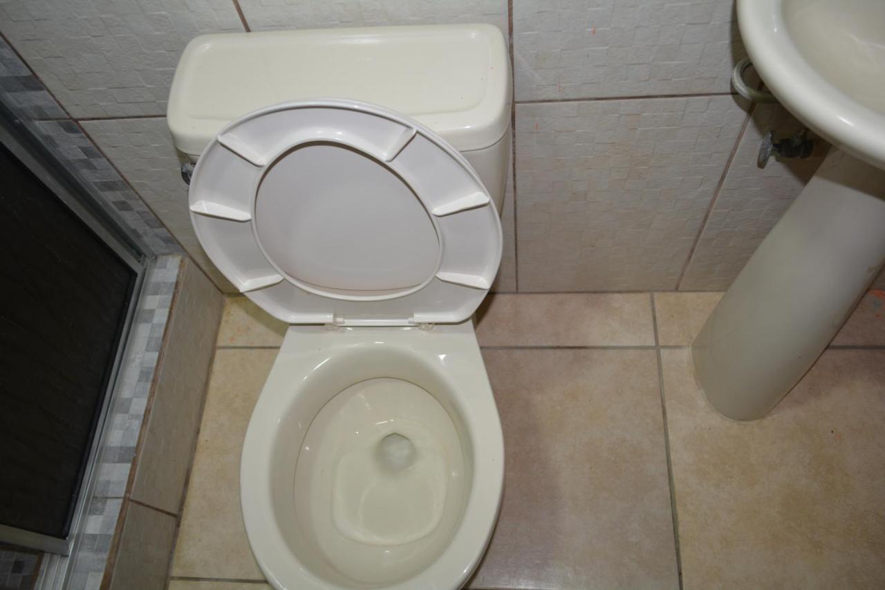 Apartamentos Y Hostal Rudon #1 بورتو كورتيس المظهر الخارجي الصورة