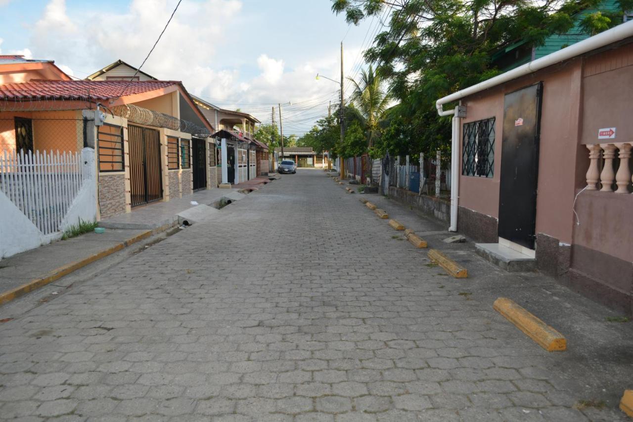 Apartamentos Y Hostal Rudon #1 بورتو كورتيس المظهر الخارجي الصورة