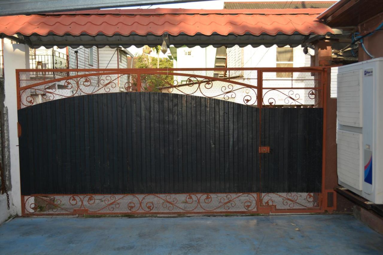 Apartamentos Y Hostal Rudon #1 بورتو كورتيس المظهر الخارجي الصورة