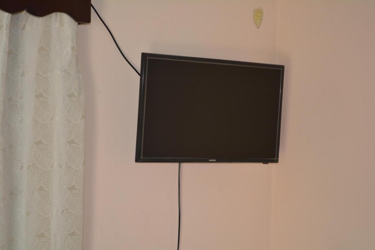 Apartamentos Y Hostal Rudon #1 بورتو كورتيس المظهر الخارجي الصورة