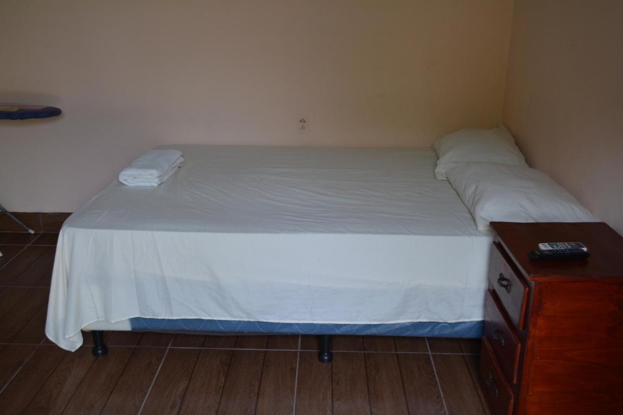 Apartamentos Y Hostal Rudon #1 بورتو كورتيس المظهر الخارجي الصورة