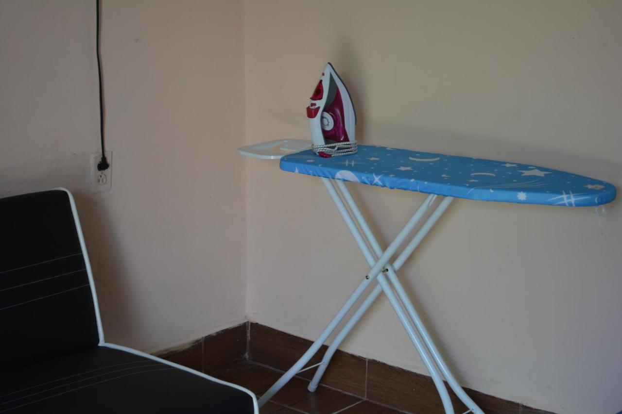 Apartamentos Y Hostal Rudon #1 بورتو كورتيس المظهر الخارجي الصورة
