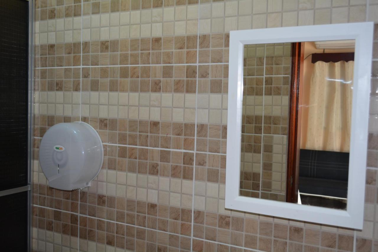 Apartamentos Y Hostal Rudon #1 بورتو كورتيس المظهر الخارجي الصورة